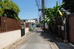 Promenaden från Wutthakat BTS station till Wat Paknam Phasi Charoen, Bangkok.