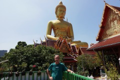 Stefan framför Phra Buddha Dhammakāya Thepmongkhon, Wat Paknam Phasi Charoen, Bangkok.