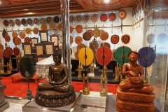 Buddhastatyer inne i Maharatchamongkhon stupa, Wat Paknam Phasi Charoen, Bangkok.