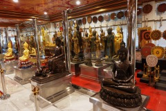 Buddhastatyer inne i Maharatchamongkhon stupa, Wat Paknam Phasi Charoen, Bangkok.