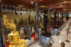 Buddhastatyer inne i Maharatchamongkhon stupa, Wat Paknam Phasi Charoen, Bangkok.