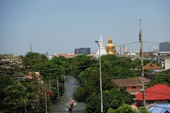 Phra Buddha Dhammakāya Thepmongkhon från Wutthakat BTS station, Bangkok.