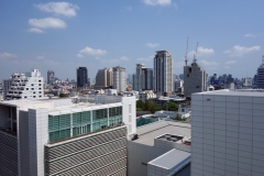 Utsikten över Bangkok från taket på The Victory Residences Hotel.