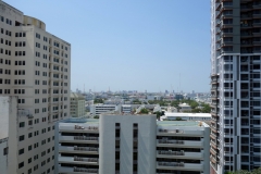 Utsikten över Bangkok från taket på The Victory Residences Hotel.