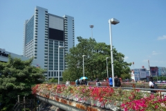 Gångbro över Phayathai Road vid Victory Monument, Bangkok