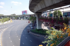 Phayathai Road och Skytrain-banan vid Victory Monument, Bangkok.