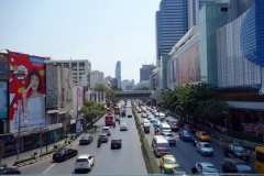 Phayathai Road vid MBK Center. Bangkoks just nu högsta byggnad Mahanakhon kan skymtas i bakgrunden.