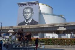 Fint porträtt av Thailands kanske mest älskade kung i modern tid. Bangkok Art and Culture Centre, Bangkok.