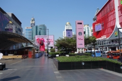 Utanför Central World med Baiyoke Tower i bakgrunden, Bangkok.