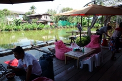 Stopp för lunch på Kuy teaw hoi kha restaurant på väg till Phra Pathom Chedi, Nakhon Pathom.