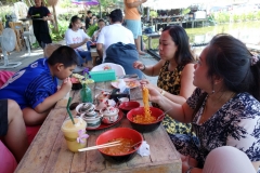 Kim, Ing och Cha på Kuy teaw hoi kha restaurant, Nakhon Pathom.