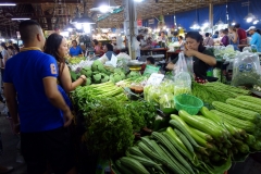 Ae och Ing köper grönsaker på marknaden i Nakhon Pathom.