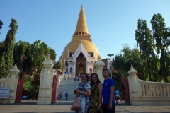 Cha, Ing och Ae framför Phra Pathom Chedi, Nakhon Pathom.