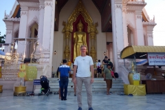 Stefan framför Phra Pathom Chedi, Nakhon Pathom.