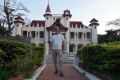 Stefan framför Sanam Chandra Palace, Nakhon Pathom.