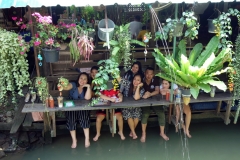 Mina vänner samlade för lite dryck på ett café på Koh Kret, Nonthaburi.