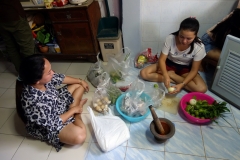 Tillagning av flera thai-rätter, däribland Tom Yum Kung.