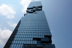 MahaNakhon fotograferad alldeles utanför byggnadens entré, Bangkok.