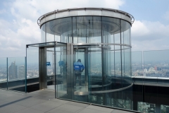 Den lilla separata hissen som tar dig upp till våning 78, MahaNakhon, Bangkok.