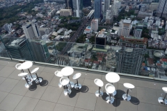 Platserna vid utomhusbaren från observatorieplattformen på 314 meter, MahaNakhon, Bangkok.
