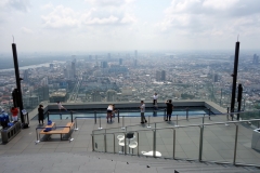 Skywalken från observatorieplattformen på 314 meter, MahaNakhon , Bangkok. Det jag verkligen tyckte om på denna skyskrapa är att man befinner utomhus utan tak över huvudet.