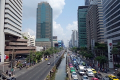 Trafiken i Bangkok vid en av gångbroarna i närheten av skytrain station Chong Nonsi, Bangkok.