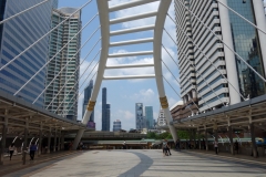Plattformen som är en del av Chong Nonsi skytrain station, Bangkok.