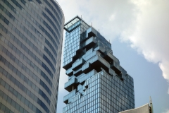 MahaNakhon från Chong Nonsi skytrain station med skywalken väl synlig, Bangkok.