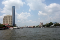 Skyskrapor och 5-stjärniga hotell radar upp sig längs Chao Praya-floden, Bangkok.