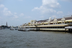 En av många pirer längs Chao Praya-floden där kollektivtrafik-båtarna stannar, Bangkok.