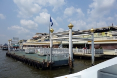 En av många pirer längs Chao Praya-floden där kollektivtrafik-båtarna stannar, Bangkok.