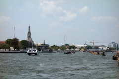 Wat Arun dyker upp till vänster i bild, Bangkok.