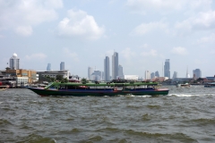 Chao Praya-floden i sydlig riktning, Bangkok.