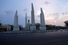 Democracy Monument i solnedgången, Ratchadamnoen Klang Road, Bangkok.