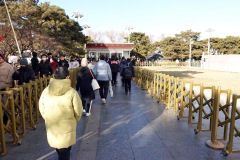 Här försöker jag ta mig in till Himmelska fridens torg via Tian'anmendong station (Tian'anmen East). När jag kommer fram till säkerhetskontrollen visar det sig att det är den norra entrén till National Museum of China.