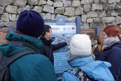 Guiden förklarar de två delarna av muren som ska utforskas med hjälp av karta, Mutianyu Great Wall.