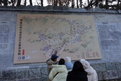 En grupp kinesiska turister guidas om området, Mutianyu Great Wall.