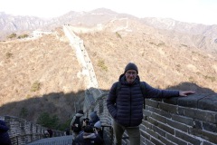 Stefan med en ringlande mur i bakgrunden, Mutianyu Great Wall.