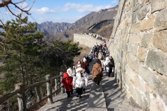 En ringlande mur med massor av kinesiska turister, Mutianyu Great Wall.