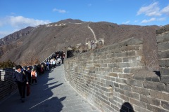 En ringlande mur med massor av kinesiska turister, Mutianyu Great Wall.