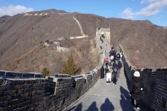 En ringlande mur med kinesiska turister, Mutianyu Great Wall.