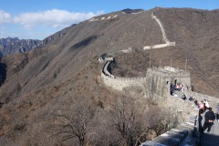En ringlande mur med kinesiska turister, Mutianyu Great Wall.
