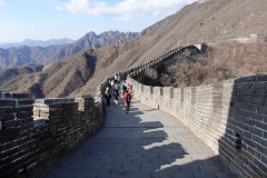 En ringlande mur med kinesiska turister, Mutianyu Great Wall.