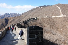 En ringlande mur med kinesiska turister, Mutianyu Great Wall.