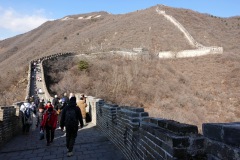 En ringlande mur med kinesiska turister, Mutianyu Great Wall.