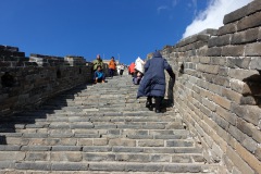 På väg upp för den sista, mycket branta delen av denna sektion av kinesiska muren, Mutianyu Great Wall.