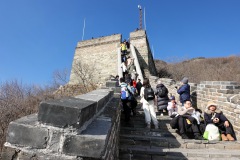 På väg upp i sista tornet på denna sektion av den kinesiska muren, Mutianyu Great Wall.