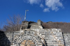 Här tar denna sektion av muren slut. Då kommande sträcka ej är restaurerad anses den för farlig för allmänheten och är därmed avspärrad, Mutianyu Great Wall.