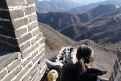På väg nerför den brantaste delen av denna sektion av Mutianyu Great Wall.