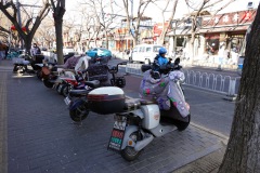 Gatan som leder upp till Drum & Bell Tower med mängder av restauranger, Beijing.
